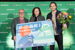 Der 100.000ste KlimaTicket-Steiermark-Besitzer Martin Oberluggauer wurde von Landesrätin Claudia Holzer und Geschäftsführer Peter Gspaltl geehrt.